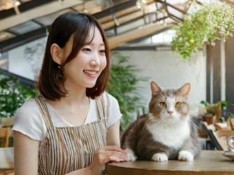 猫を眺めている女性