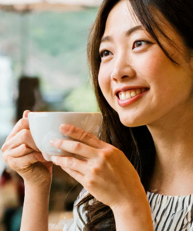 コーヒーを飲んでいる女性01
