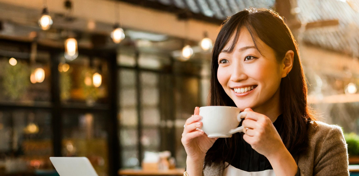 コーヒーを飲んでいる女性02