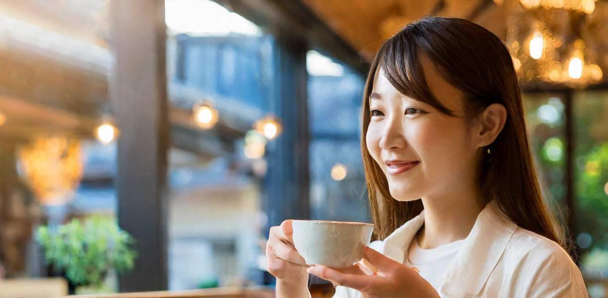 コーヒーを飲んでいる女性03