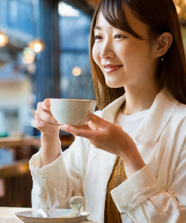 コーヒーを飲んでいる女性03